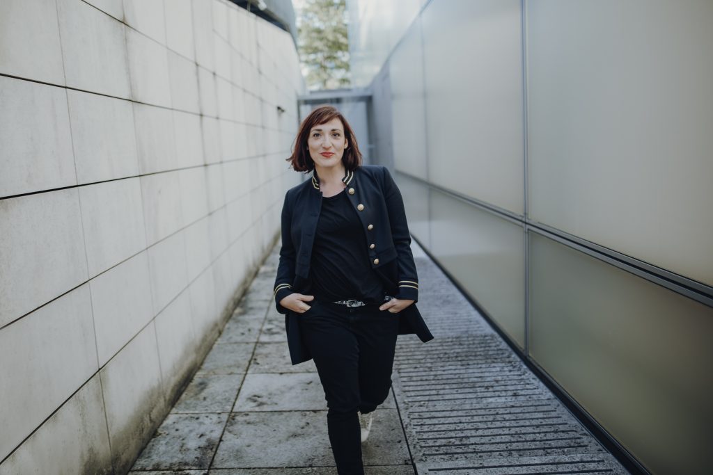 26.02.2027 Christl Sittenauer  „Komplizin“ politisch verziert – musikalisch serviert